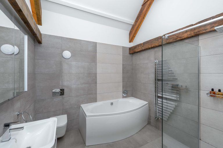 Cowslip Barn Bathroom 768x512