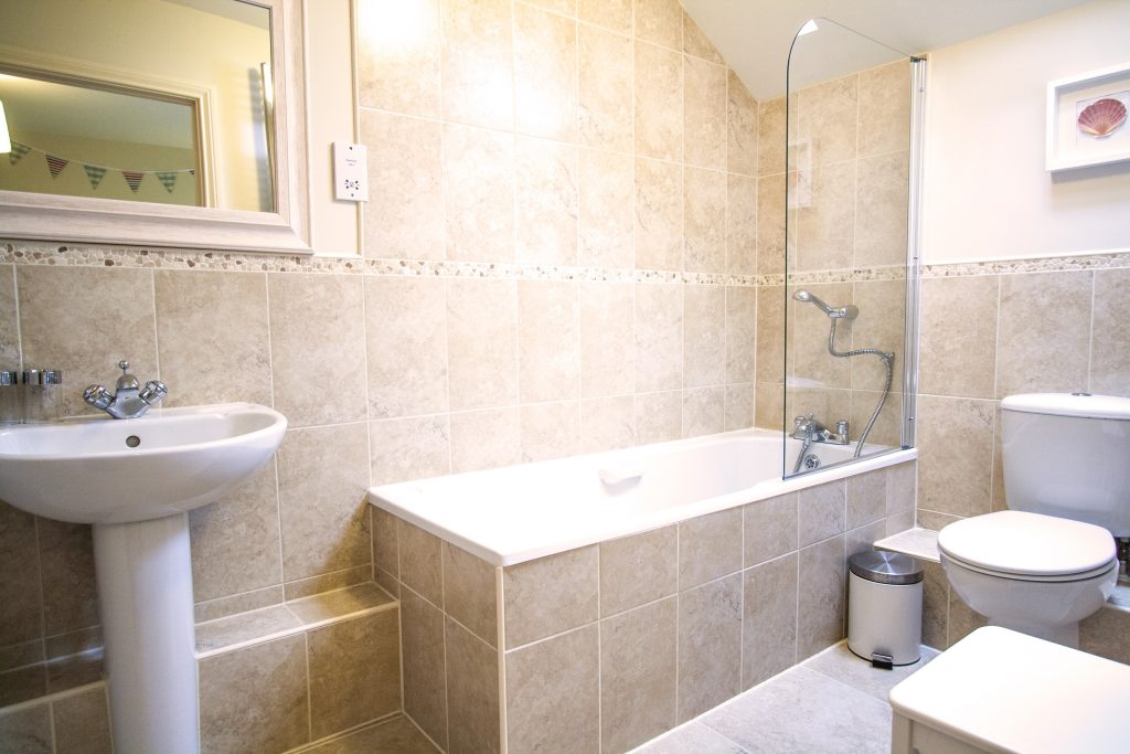longstone en suite bathroom luxury holiday home seahouses north sunderland 1024x683